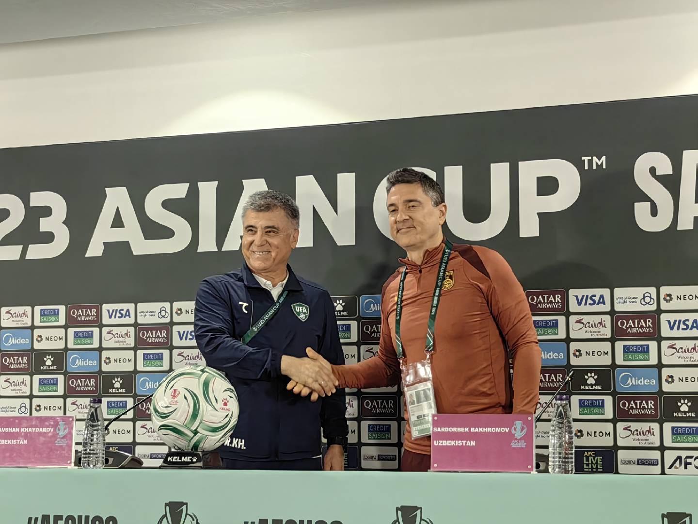 世俱杯下注-发布会开始前，安东尼奥和乌兹别克斯坦主帅友好合影