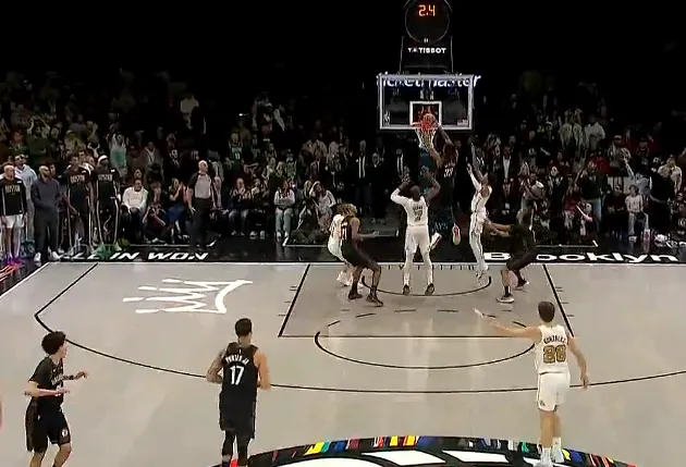 世俱杯投注-克拉克斯顿关键时刻两次补扣，篮网落后凯尔特人9分追进加时